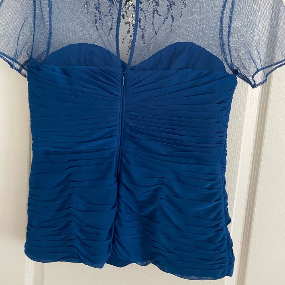 Women Soze 10 short sleeve top with beads in front